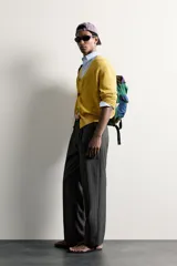 Pantalón de vestir gris con diseño de rayas sutiles, de corte relaxed fit, con pinzas delanteras y trabillas para cinturón.