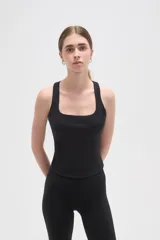 Musculosa deportiva color negro, con cuello cuadrado y breteles anchos, confeccionada en poliamida con ajuste al cuerpo.