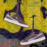 Championes Puma modelo Suede XL, color azul vibrante con detalles en blanco. Presentan un diseño de perfil bajo con gamuza de alta calidad, cordones anchos y suela de goma con textura distintiva.