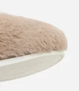 Pantufla cerrada de mujer confeccionada en tejido de peluche suave, con suela de goma termoplástica.