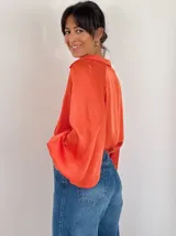 Camisa verde lima de viscosa con cuello clásico, mangas largas abullonadas y puños con botón.