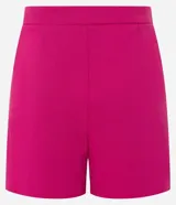Short pollera corto en bengalina color fucsia, con superposición asimétrica en el delantero y pequeño bolsillo. Cierre lateral con cremallera.