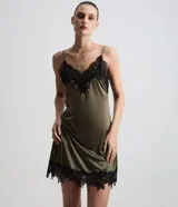 Camisón corto de microfibra color verde oliva, con escote en V y ruedo decorados con encaje negro. Presenta breteles finos ajustables y un diseño fluido.