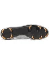 Championes de fútbol Under Armour Shadow Elite 4 Mach FG, color blanco con detalles en azul y naranja. Presentan una placa de fibra de carbono optimizada para mayor agilidad, microtextura háptica 3D en el empeine para un contacto óptimo con el balón y cuello elástico de punto para un ajuste ceñido.