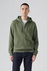 Buzo canguro verde oliva de Levi's con cierre frontal, capucha con cordón ajustable, logo pequeño en el pecho y bolsillos tipo canguro.