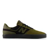 Championes New Balance Numeric 272, diseñados para skate, con combinación de gamuza y materiales sintéticos en color verde oliva y negro. Presentan suela de goma negra, plantilla Ortholite para mayor amortiguación y el logo N característico en el lateral.