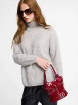 Sweater negro de tejido fino con textura peluche y cuello alto estilo tortuga. Modelo de corte holgado.