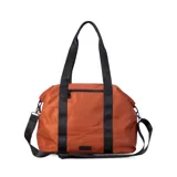 Bolso deportivo color gris claro, con cierres y correas negras. Cuenta con dos asas superiores, bolsillo frontal con cierre y correa extensible ajustable.