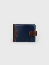 Billetera de cuero marrón, confeccionada en combinación de cuero liso y gamuza, con cierre de presilla y logo grabado en la parte frontal.