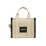 Bolso tote pequeño Marc Jacobs confeccionado en tejido jacquard negro con detalles en color crema. Presenta el logo de la marca estampado en el frente, cierre superior con cremallera, asas superiores y correa ajustable y extraíble para llevar al hombro o cruzado.