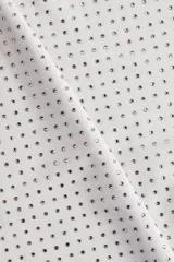 Top de manga larga entallado en punto elástico, con escote holgado y laterales fruncidos que crean un efecto drapeado. Presenta un diseño decorativo de strass en toda la superficie.