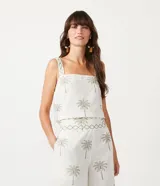 Musculosa blanca de algodón con estampado de palmeras, escote cuadrado y tirantes anchos contrastantes.