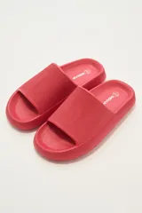 Sandalia tipo slide color rojo, con diseño texturizado en la banda superior y suela ergonómica de plataforma.
