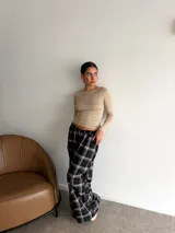 Remera de manga larga ajustada al cuerpo, con cuello redondo, confeccionada en lanilla.