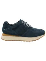 Championes casuales de gamuza color azul navy, con plataforma de goma con suela dentada y entresuela de crepé natural. Presentan cordones bicolores y detalles de pespuntes en los laterales.