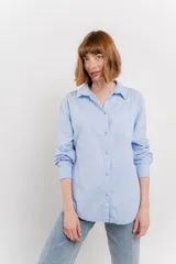 Camisa fucsia de algodón, corte clásico, manga larga y cierre con botones.