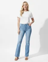 Jean elastizado de tiro medio, color celeste claro, con pierna recta y efecto levemente desgastado. Presenta bolsillos delanteros inclinados y bolsillos traseros simulados.