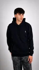 Hoodie negro de corte clásico con capucha ajustable mediante cordones, bolsillo frontal tipo canguro y pequeño logo bordado en el pecho.