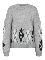Sweater de punto con cuello redondo y mangas largas con hombros caídos. Presenta un diseño de rombos en contraste en la parte inferior y en las mangas, con un ajuste holgado y textura suave.