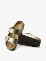 Sandalias Birkenstock Arizona BF color dorado, con dos correas ajustables con hebillas metálicas.