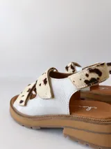 Sandalias con plataforma color marrón y tiras de cuero sintético con estampado animal print de vaca.