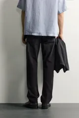 Jeans regular fit confeccionados en denim de algodón celeste con efecto lavado, de cinco bolsillos y cierre frontal con cremallera y botón.