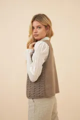 Chaleco marrón de punto abanico crochet. Prenda must have de la temporada.