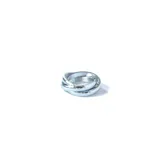 Anillo plateado de acero quirúrgico con tres aros entrelazados.