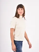 Polera de cuello alto y manga corta con estampado animal print de leopardo en tonos marrones y negros.