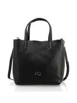Cartera de cuero negro con formato rectangular, asas fijas y correa extraíble. Presenta costuras en contraste, cierre central con broche metálico y logo de la marca en metal plateado en el frente.