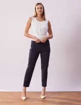 Pantalón de gabardina elastizada color azul marino, marca Ruby Rd. Corte recto con pretina ancha, bolsillos delanteros simulados y bolsillos traseros aplicados. Largo al tobillo.