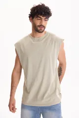 Musculosa oversize de algodón con efecto de lavado acid wash en color beige, cuello redondo y sisas amplias.