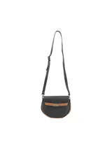 Cartera bandolera de cuero color negro con detalles en tostado, solapa redondeada y cierre metálico frontal con broche giratorio.