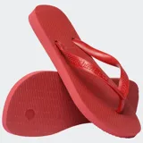 Ojotas Havaianas modelo Top, de diseño clásico con tiras anchas y suela de goma con textura antideslizante.