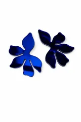 Aros de acrílico espejado en color bronce con diseño de flor de cinco pétalos. Poseen un acabado brillante y reflectante.
