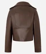 Campera estilo biker de cuero sintético color marrón chocolate, con cuello solapa, cierre asimétrico, bolsillos laterales con cremallera y detalles de botones metálicos. Incluye hombreras decorativas y puños estructurados.