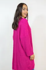 Sacón de punto largo color fucsia, con diseño oversize, mangas largas y tejido acanalado.