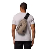 Bolso bandolera de Columbia color arena, con tecnología Omni-SHIELD™ de repelencia al agua y a las manchas, cremalleras YKK y múltiples bolsillos de seguridad.
