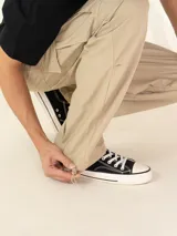 Pantalón cargo color beige, corte holgado, confeccionado en sarga de algodón.