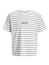 Remera Jack & Jones modelo Norrebro, de corte relajado, color blanco con finas rayas horizontales azul marino y cuello redondo. Presenta un bordado con la inscripción 'Originals Studio' en el pecho.