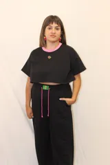 Pantalón de jogging de corte ancho y tiro alto, con cintura elástica, cordones ajustables y un aplique decorativo de acrílico en el frente. Cuenta con bolsillos laterales.