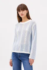 Sweater de algodón de punto abierto con diseño a rayas en tonos celeste y blanco, cuello redondo y mangas largas.