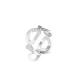 Anillo plateado de acero quirúrgico con diseño calado de formas geométricas redondeadas.