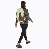 Mochila de 22 litros con diseño técnico, combinando paneles en color verde menta y marrón. Cuenta con respaldo acolchado, bolsillos laterales para botellas, cinta central tipo daisy chain y correas ajustables con silbato de emergencia.