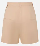 Short corto de tiro alto confeccionado en una mezcla de viscosa y lino, con diseño de cintura sastre, cierre frontal con cremallera y pliegues laterales.