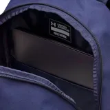 Mochila Under Armour modelo Hustle Lite, color azul marino, con logo de la marca estampado en la parte frontal y tecnología UA Storm resistente al agua.