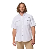Camisa de manga corta Columbia modelo Bahama II, diseñada para actividades al aire libre. Presenta cuello con botones, cierre frontal abotonado, cuatro bolsillos frontales con solapa y ventilación trasera forrada en malla para mayor transpirabilidad.