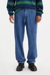 Jean de corte holgado y pierna recta, con diseño de cinco bolsillos y cierre de bragueta. Presenta un lavado azul clásico y un ajuste que se sitúa debajo de la cintura.