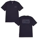 Remera de manga corta color negro, con cuello redondo. Presenta un pequeño logo estampado en el pecho y un diseño gráfico grande con el logo de Converse Cons en la espalda.