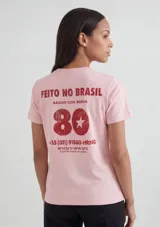 Remera blanca de manga corta y cuello redondo, confeccionada en algodón, con un pequeño estampado floral en el pecho.